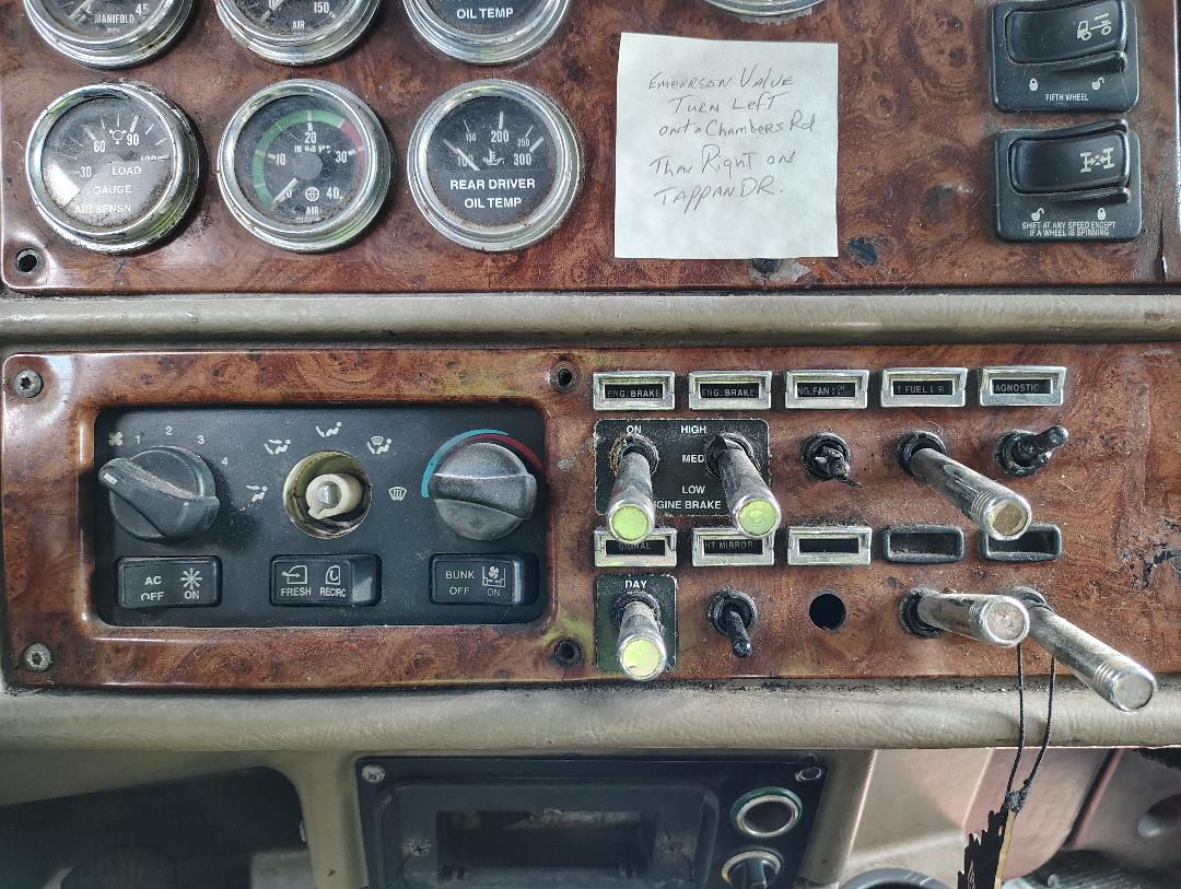 2002 PETERBILT 379 - Image 28